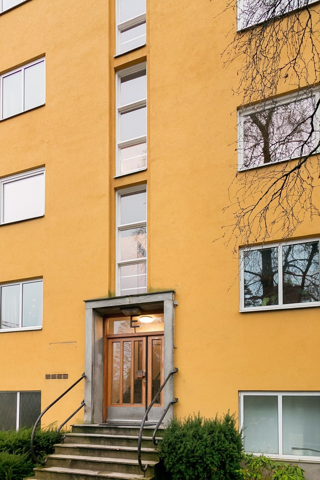 Fint bevarte funkisdetaljer i inngangspartiet. Galleribilde