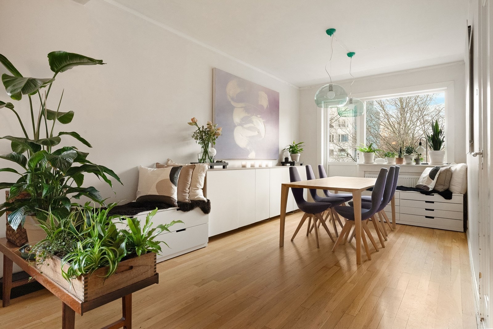 Det er god plass til stort spisebord og tilhørende møblement. Galleribilde