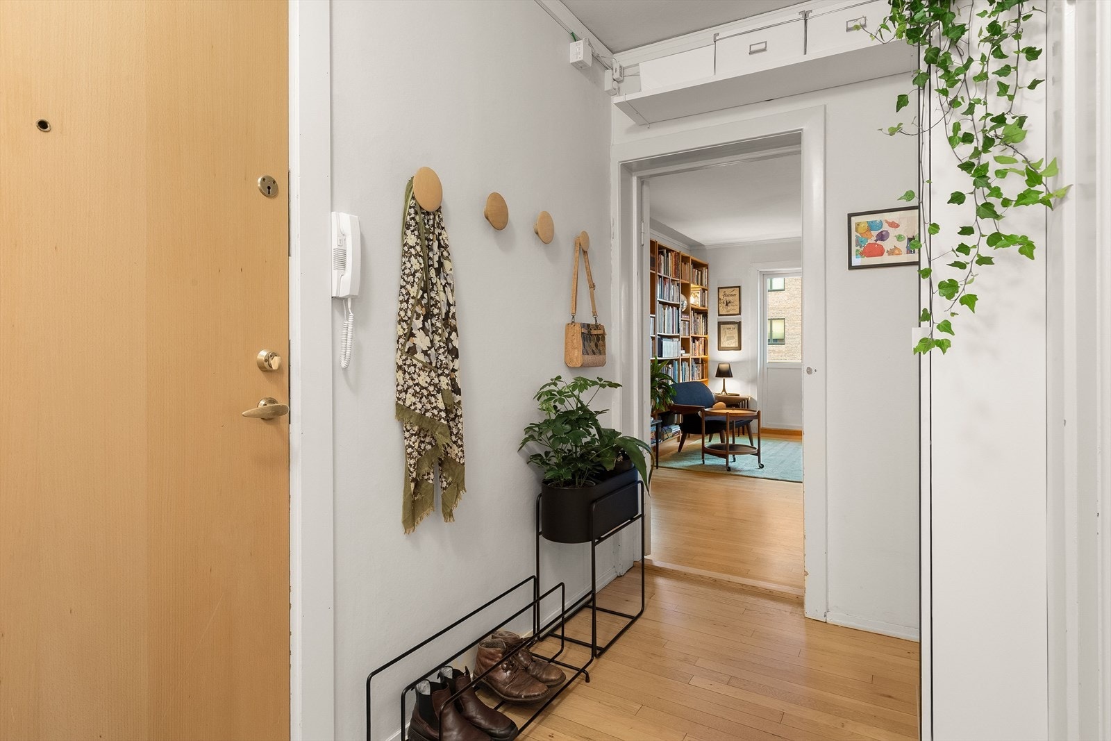 Dørcallingsystem til høyre for døren gjør det enkelt å slippe inn gjester fra bakkeplan. Galleribilde