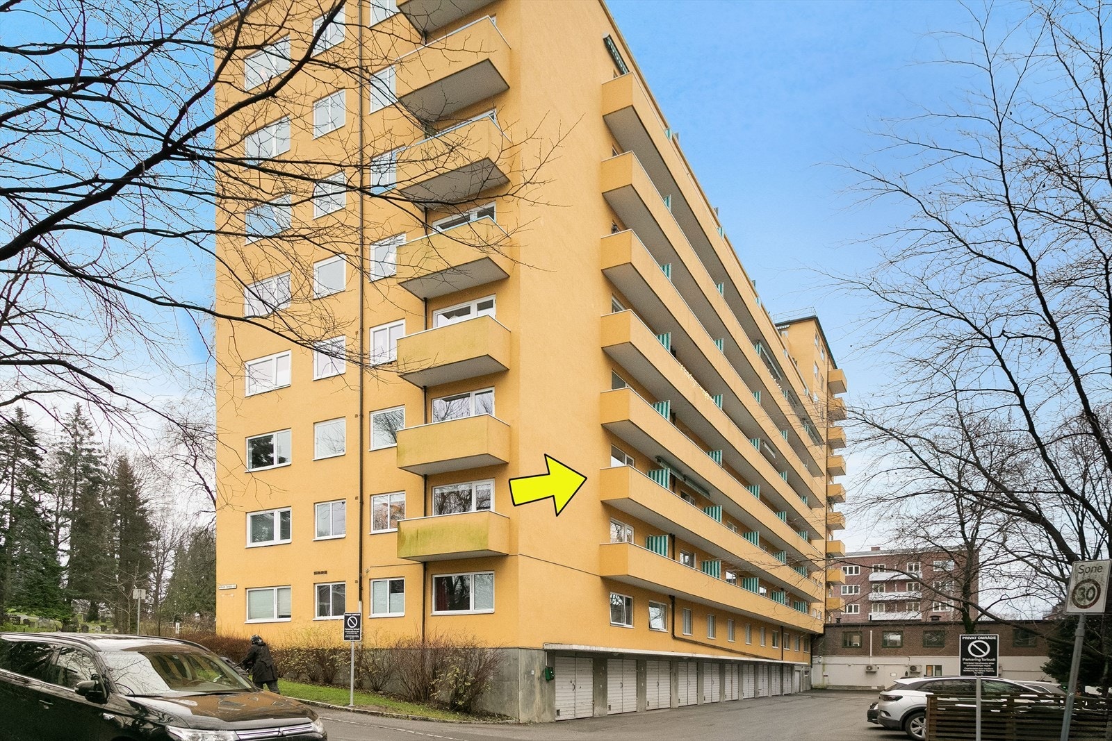 Det er garasjer under bygget. Mulighet for å leie garasjeplass fra sameiet. Konferer med megler vedr. dette. Galleribilde