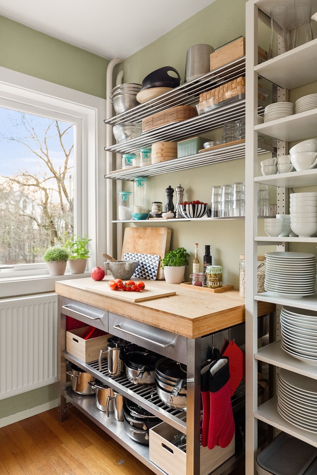 Vinduet sørger for rikelig med naturlig lys på kjøkkenet. Galleribilde