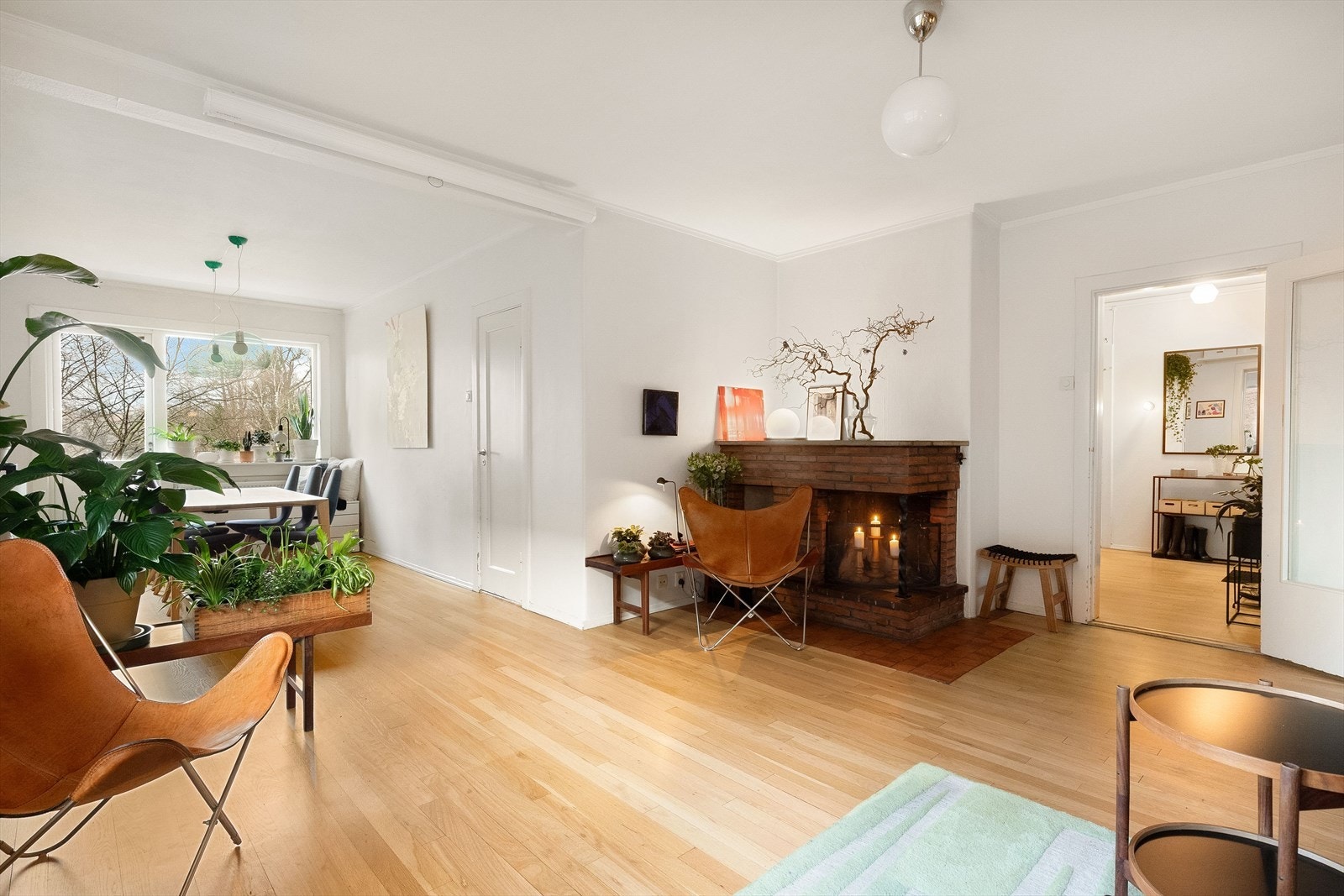 Til høyre ser du inngangspartiet og på venstre hånd, spisestuen. Galleribilde