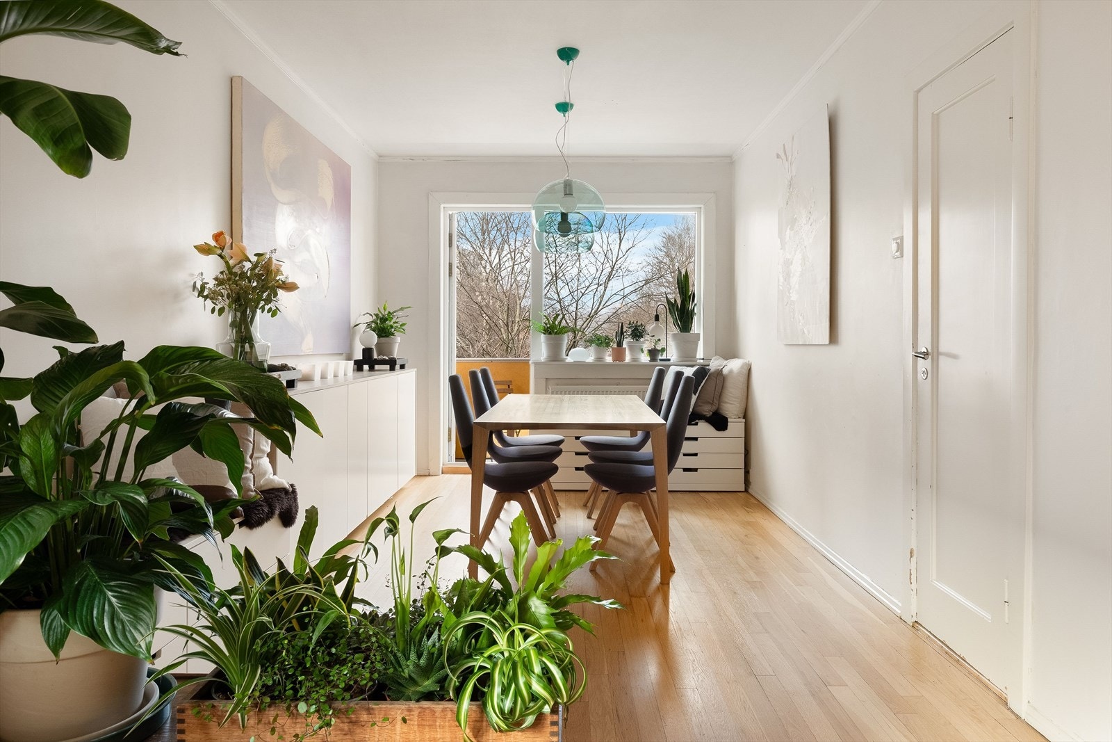 Fra spisestuen har du adgang til den andre balkongen, og gjennom døren til høyre kommer du til kjøkken og soverom via anretningen. Galleribilde