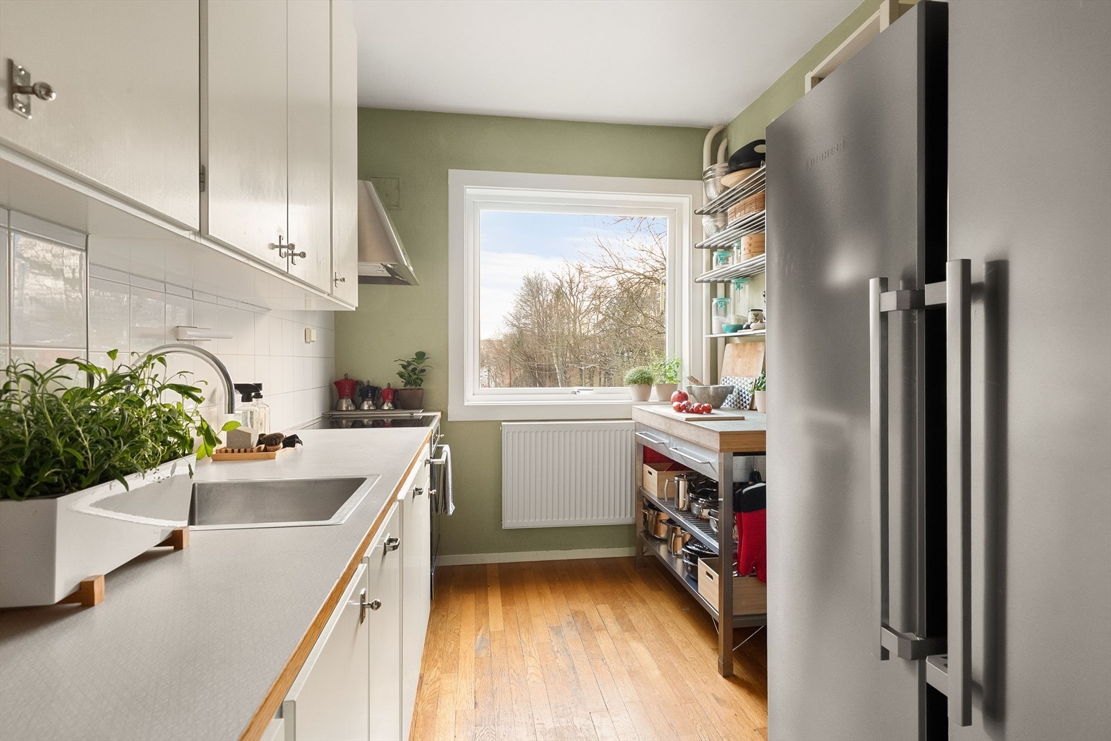 Romslig og praktisk kjøkken med 30-tallsdetaljer og mye sjel. Galleribilde