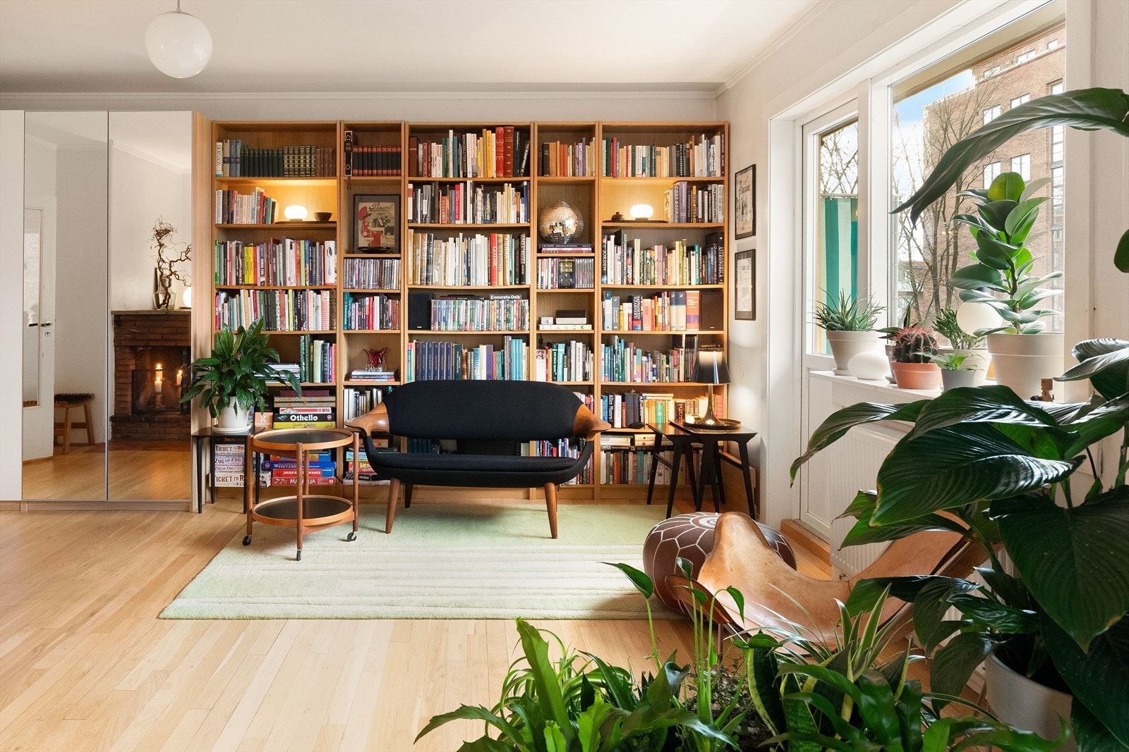 Boligen har to balkonger, og det er adkomst til den ene fra stuen (til høyre på bildet). Galleribilde