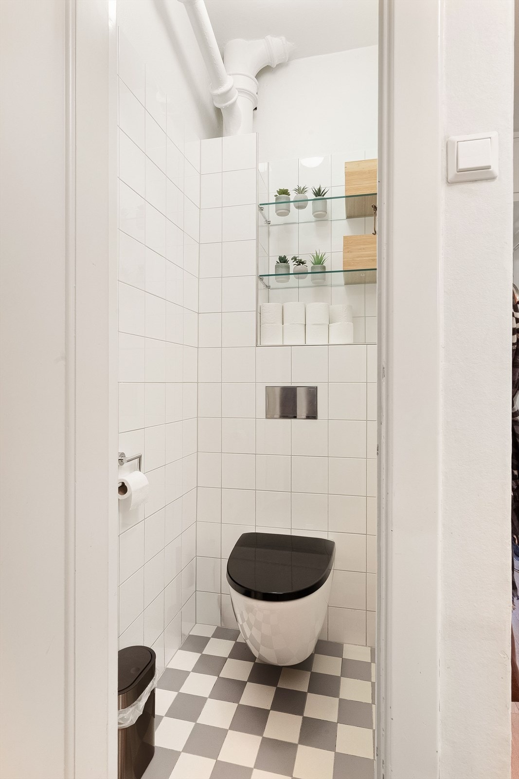 Vegghengt toalett fra Porsgrunn. Galleribilde