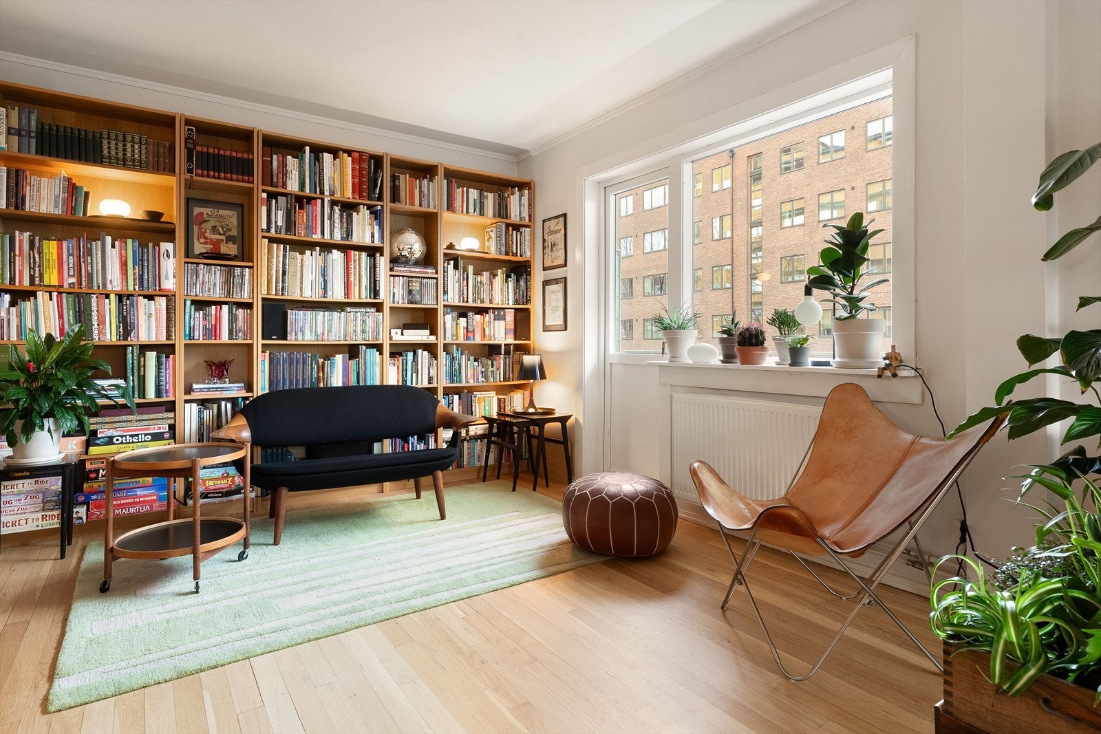 I stuen er det god plass til både sofagruppe og oppbevaringsmøbler. Galleribilde