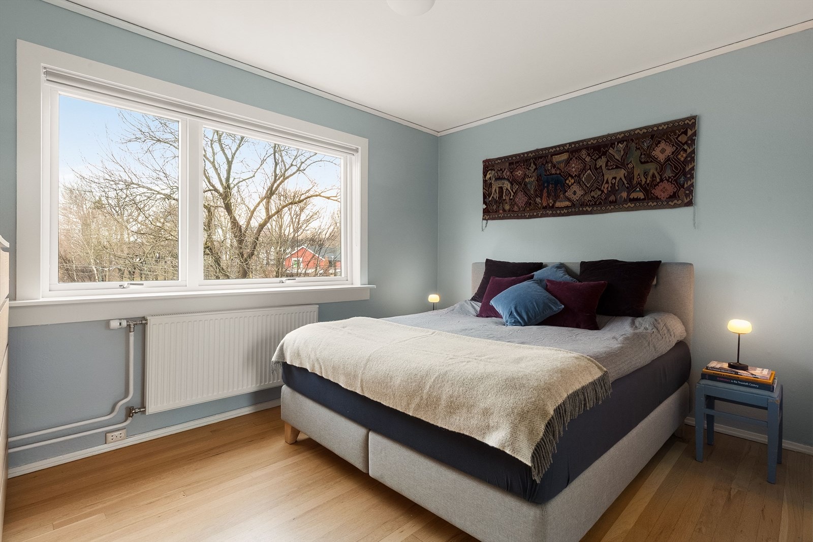 Stort hovedsoverom med god plass til dobbeltseng og nattbord. Galleribilde