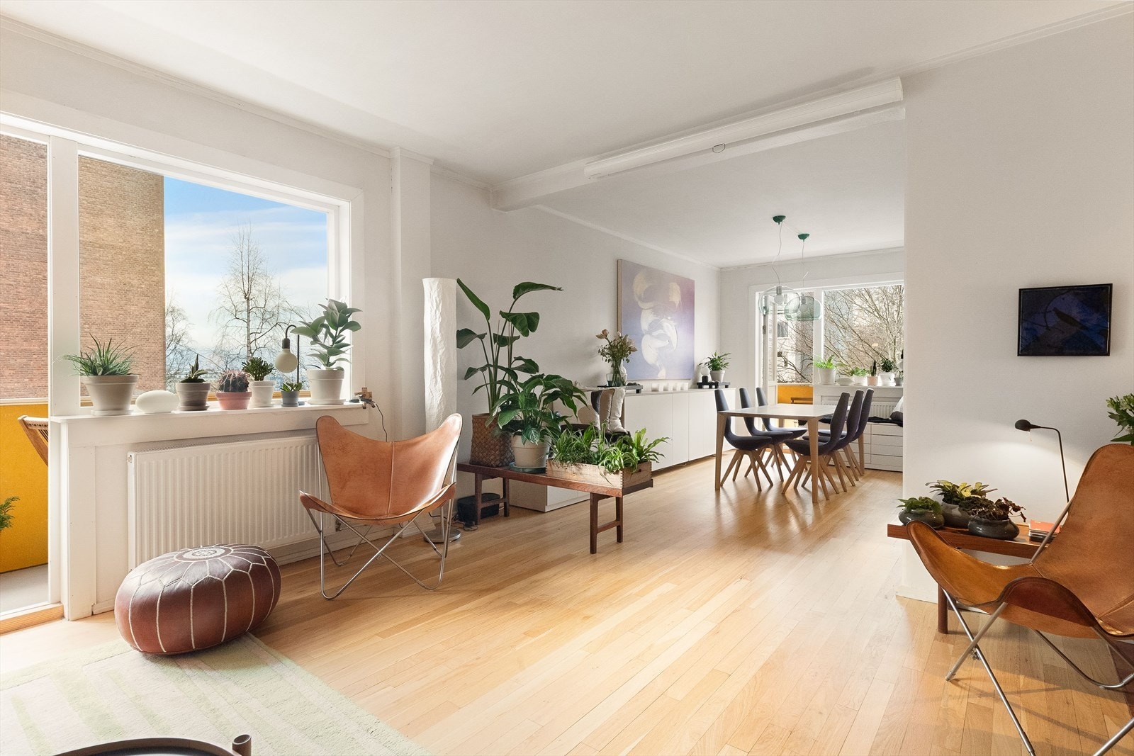 Stue og spisestue er lys og luftig med store vindusflater i to retninger og ekstra takhøyde på 2.6 m. Galleribilde