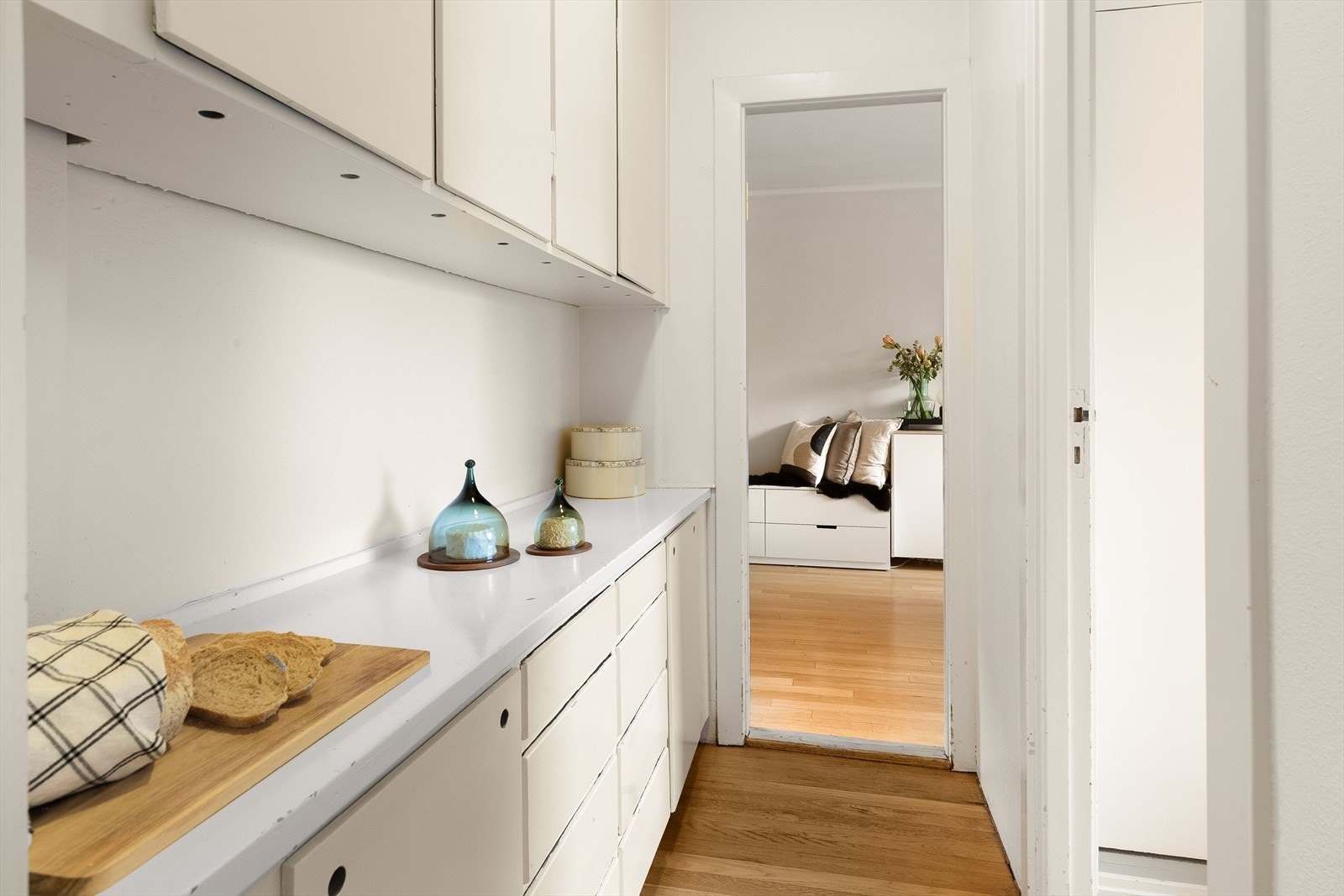 Ytterligere benke- og oppbevaringsplass for kjøkkenutstyr og servise i anretningen. Galleribilde