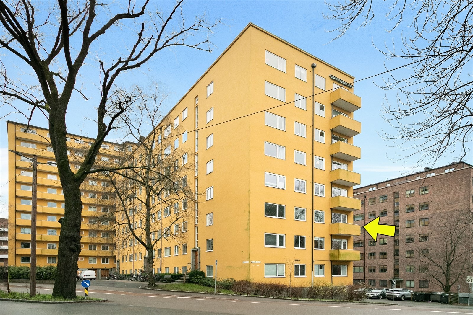 Fin og velholdt fasade. Merk at 2.etg ligger i byggets 3. plan (markert med pil på bildet). Galleribilde