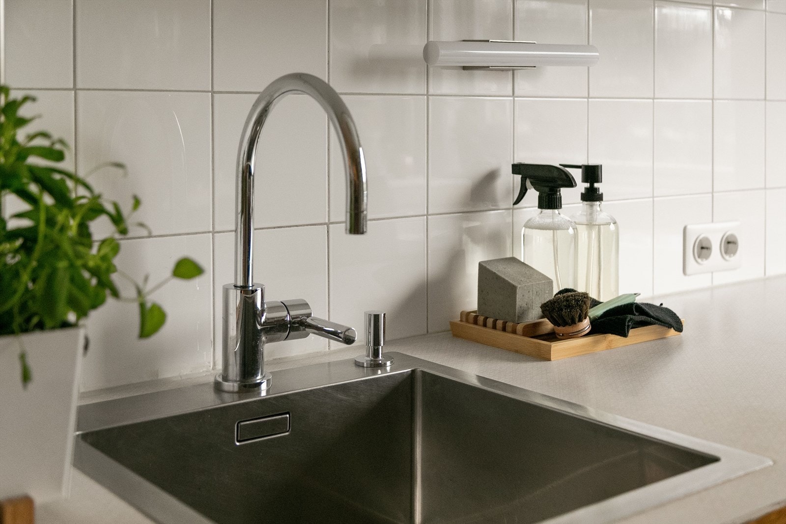 Stålvask fra Blanco og armatur fra Dornbracht. Galleribilde