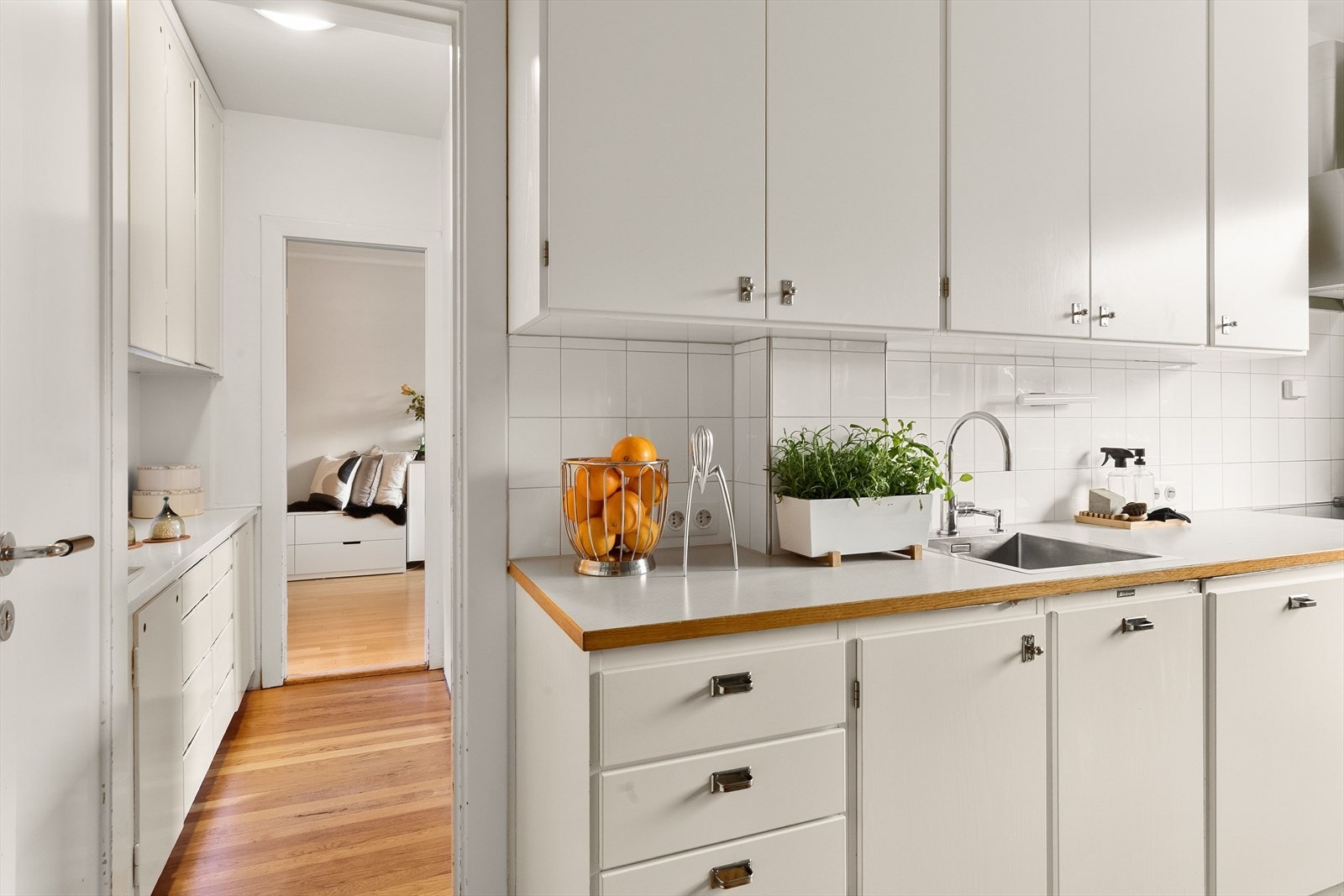 Separat kjøkken med tilgang til spisestuen via anretningen.Kjøkkeninnredning fra Kvänum. Galleribilde