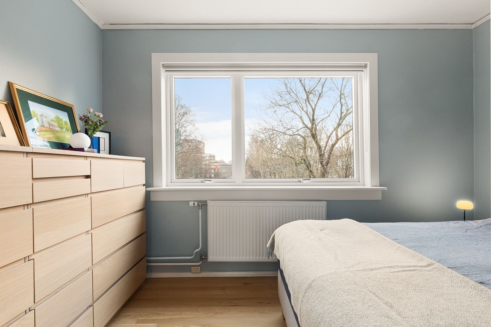 Store vinduer slipper inn godt med dagslys. Galleribilde