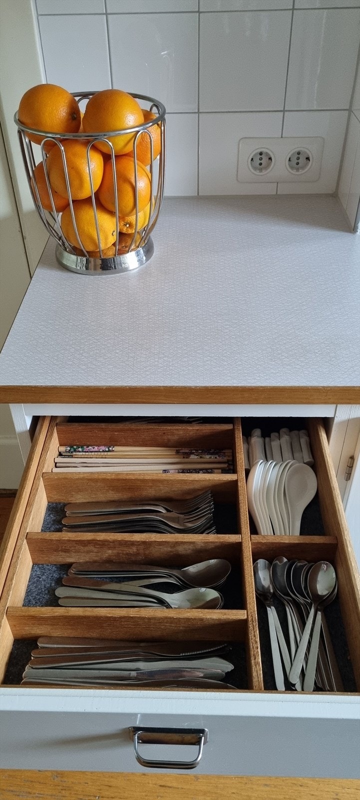 Kjøkkeninnredning fra Kvänum med inventar av massiv eik i skuffer og uttrekksskap. Galleribilde