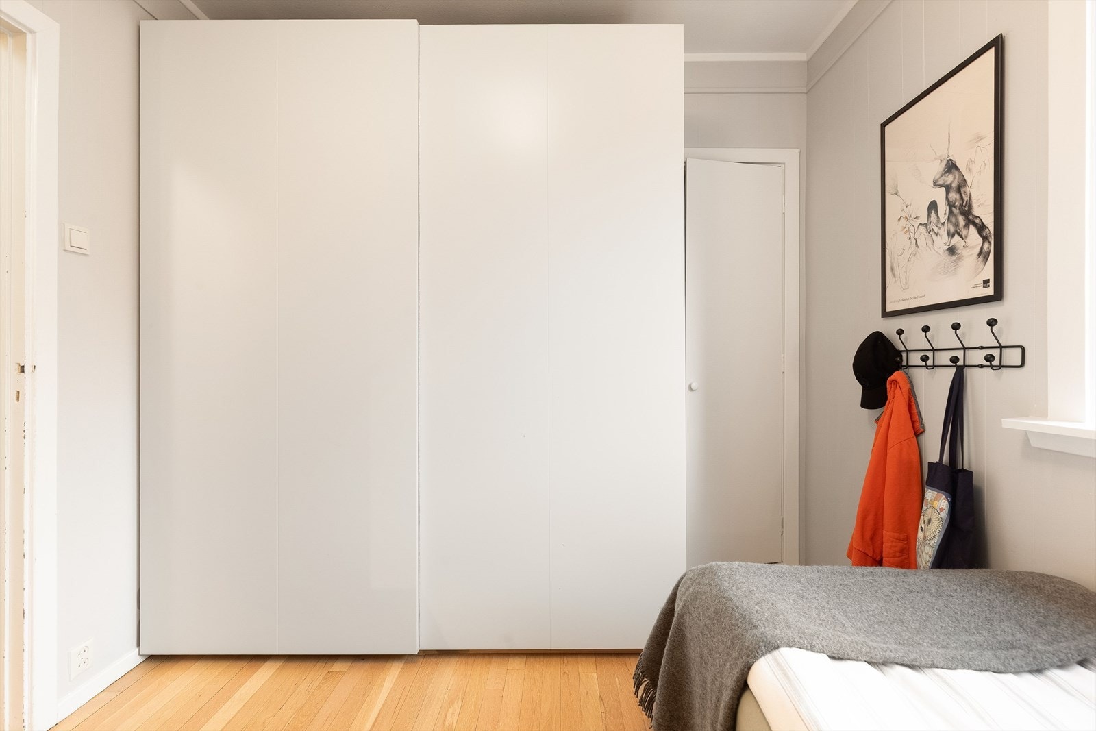 Rommet har god plass til garderobeløsning for oppbevaring av klær og sko. Galleribilde