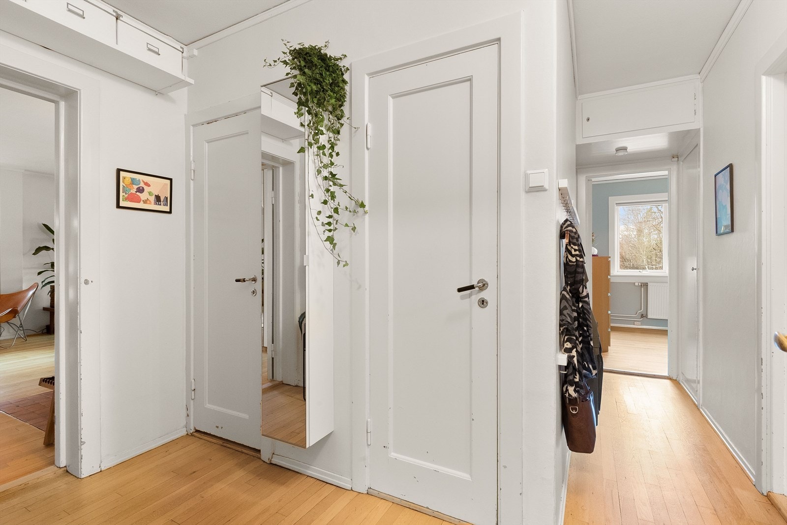 Fra entreéen er det adkomst til alle rommene, stue til venstre, bad og wc rett frem, og soverom til høyre. Galleribilde