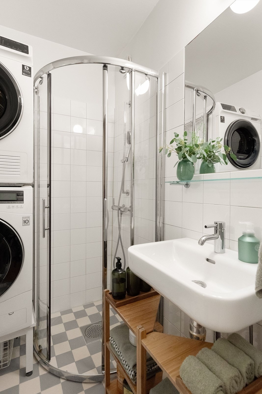 Badet er utstyrt med servant og dusjhjørne med skyvedører. Galleribilde