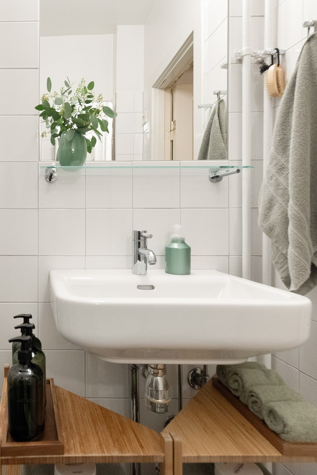 Servant fra Laufen og ettgrepsarmatur fra Dornbracht. Galleribilde