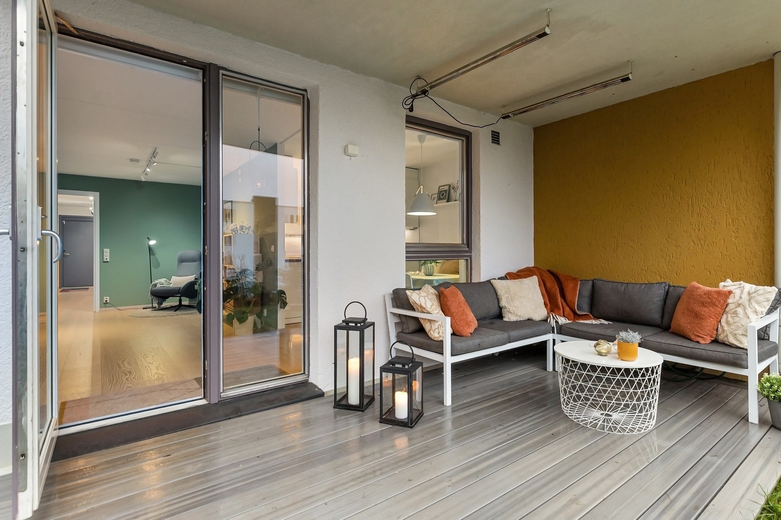 Uteområdet gir gode solforhold og er godt egnet for både avslapning, lek og hyggelige sammenkomster i sommerhalvåret Galleribilde