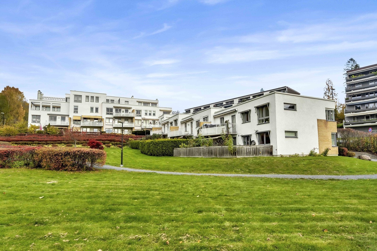 Her bor dere i barnevennlige og naturskjønne omgivelser med flotte turmuligheter rett i nærheten, samtidig som Bekkestua med butikker, servering og servicetilbud ligger en kort tur unna. Foto: Zovenfra AS Galleribilde