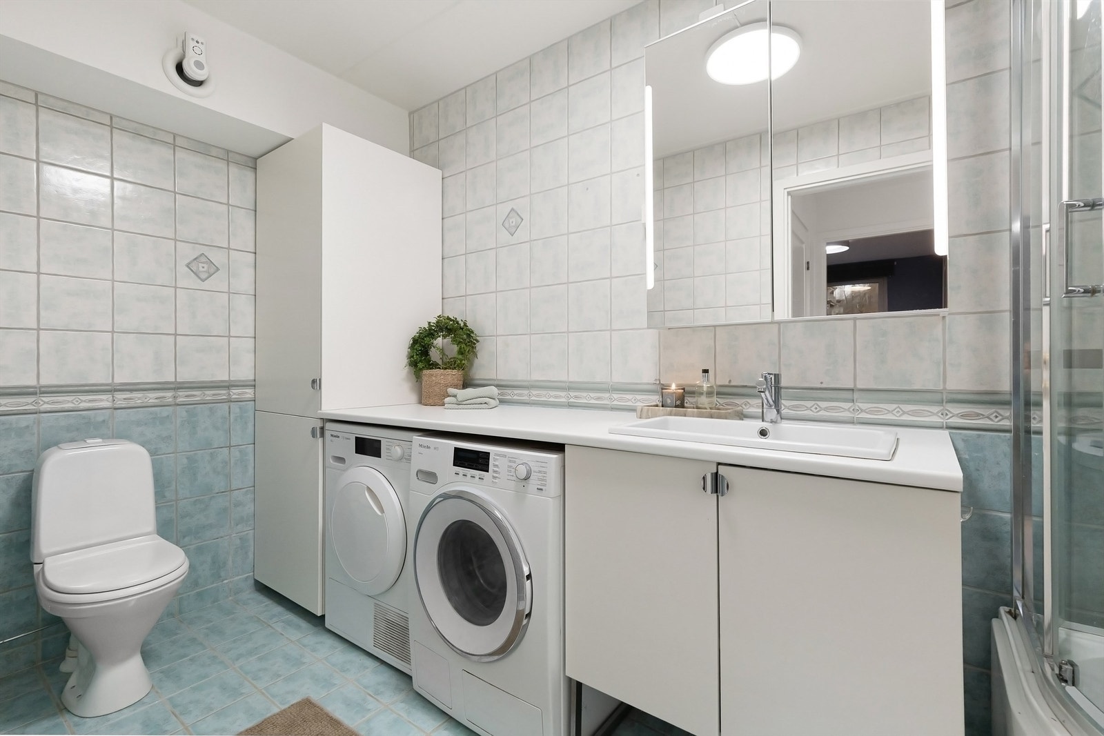 Leiligheten har to flislagte baderom som bidrar til økt komfort i hverdagen Galleribilde