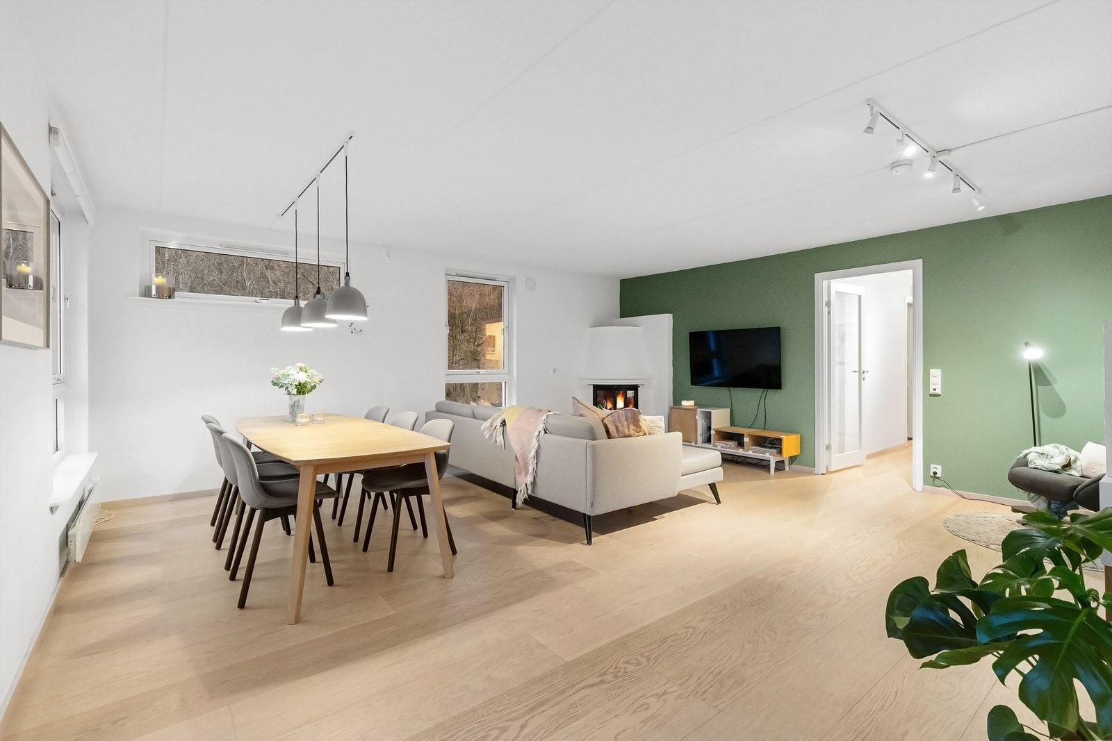 Det er god plass for både sofagruppe og spisegruppe Galleribilde