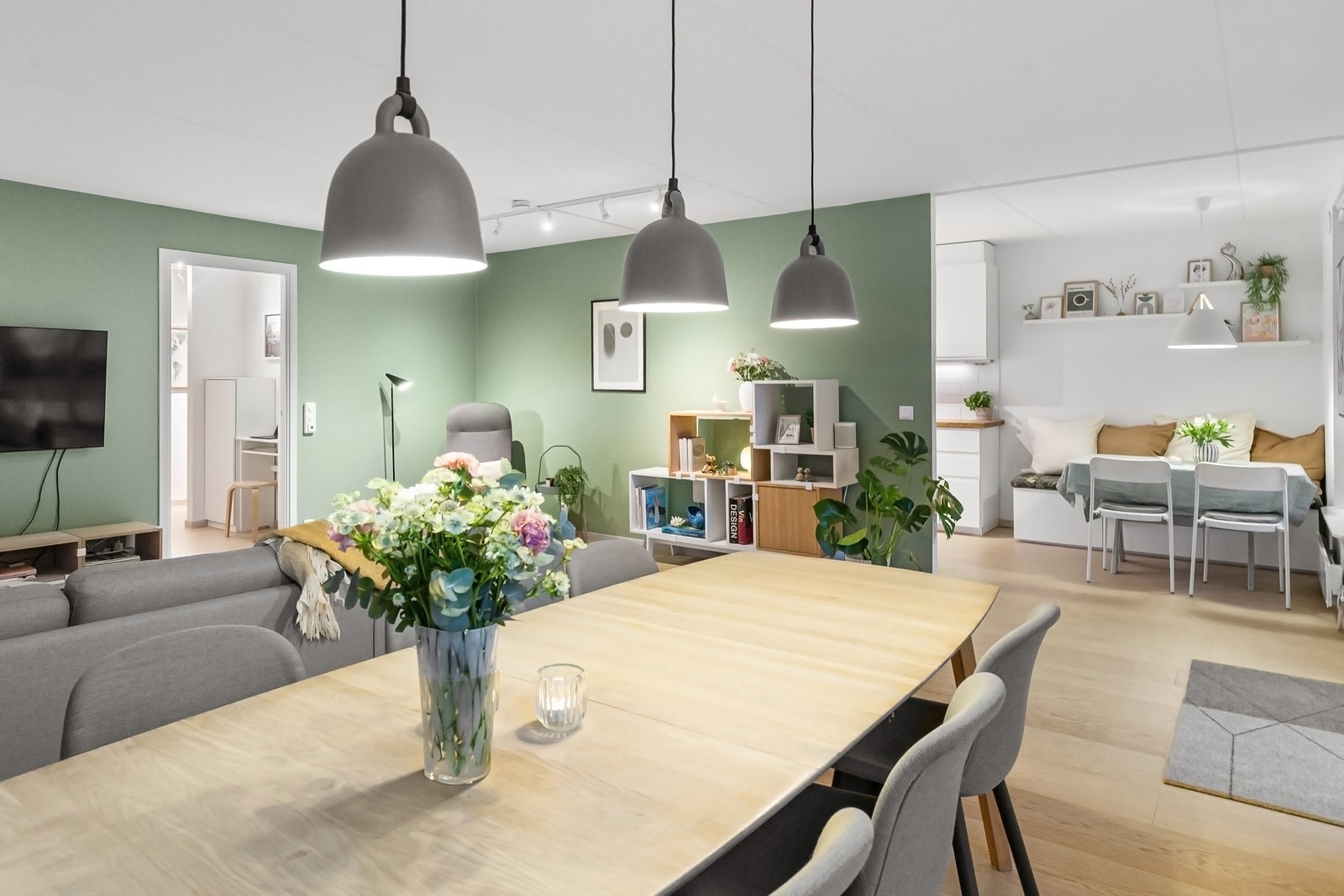 Leiligheten oppleves lys og luftig hvor det er enkelt å trives. Foto: Zovenfra AS Galleribilde