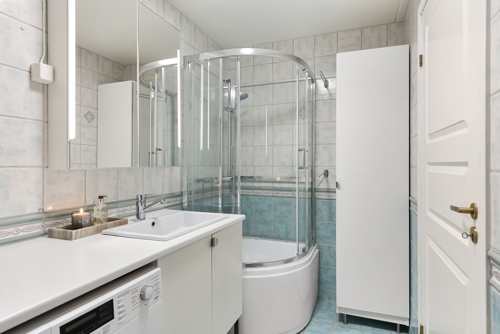 Begge badene har dusj, og det ene baderommet har opplegg for vaskemaskin Galleribilde