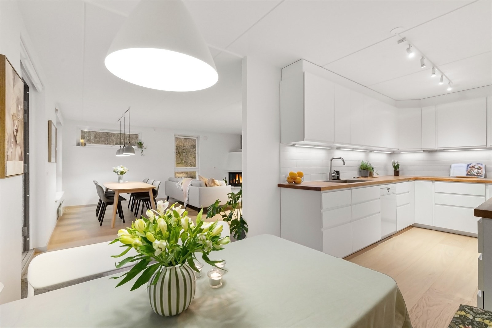 Kjøkkenet er delvis åpent mot stuen og er et hyggelig sted å kokkelere Galleribilde