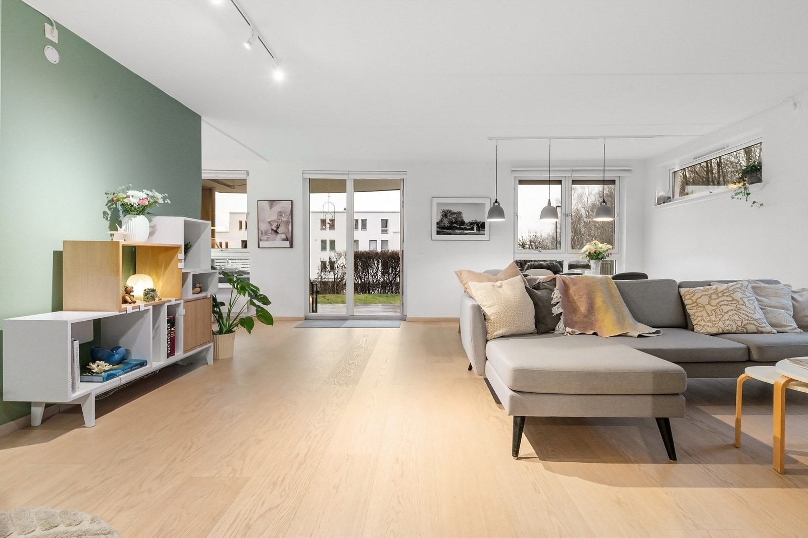 Stuen har god plass til både sofa- og spisegruppe, og er et hyggelig samlingspunkt i boligen Galleribilde