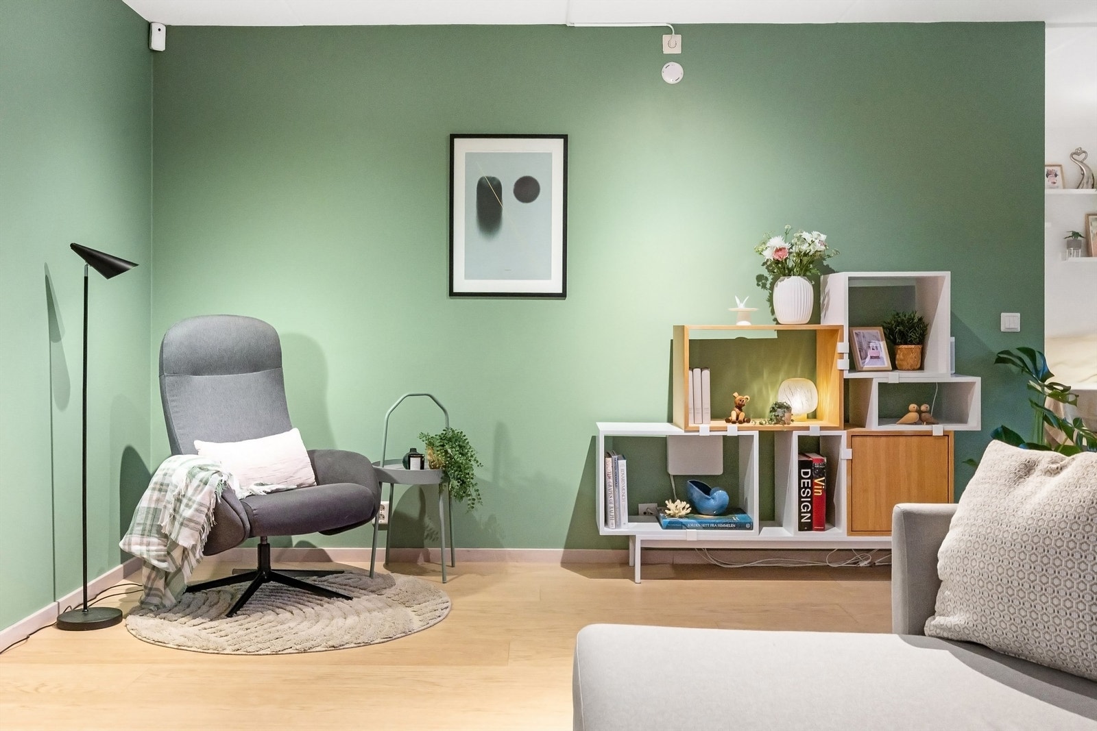 Stuen er malt i delikate moderne farger Galleribilde