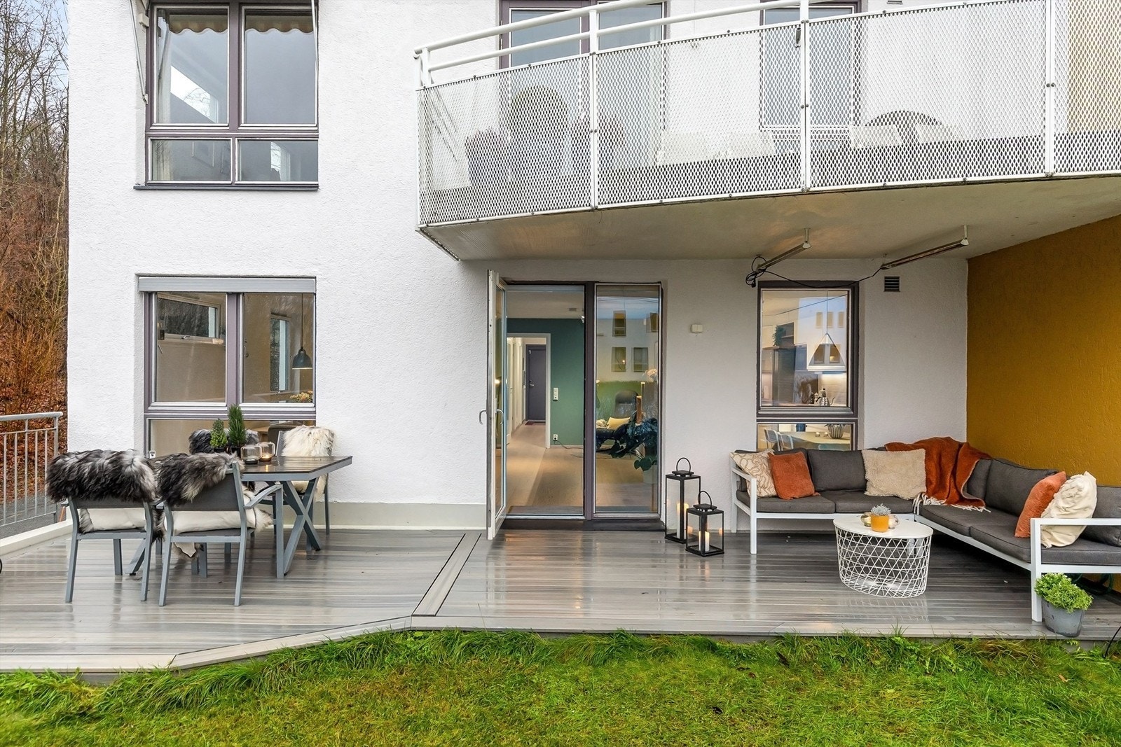 Stor, sydvendt markterrasse på 18 kvm, med tilhørende inngjerdet hageflekk Galleribilde