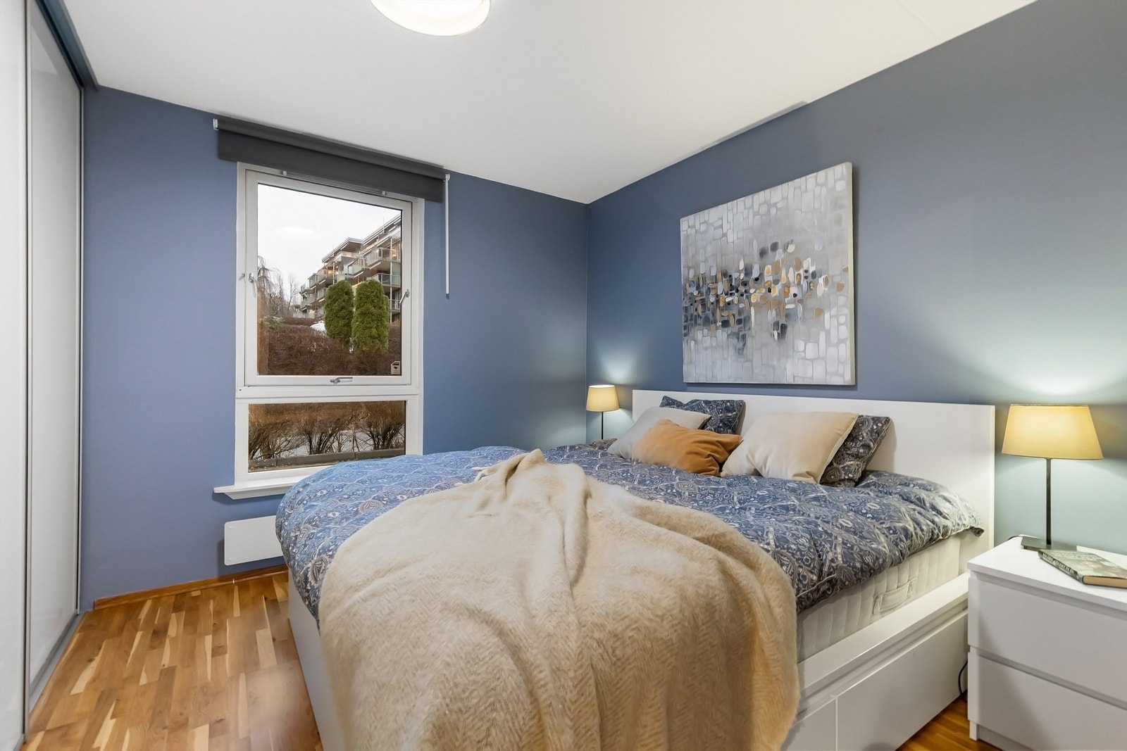 Leiligheten har tre gode soverom som enkelt kan benyttes som barnerom, gjesterom eller hjemmekontor etter behov Galleribilde