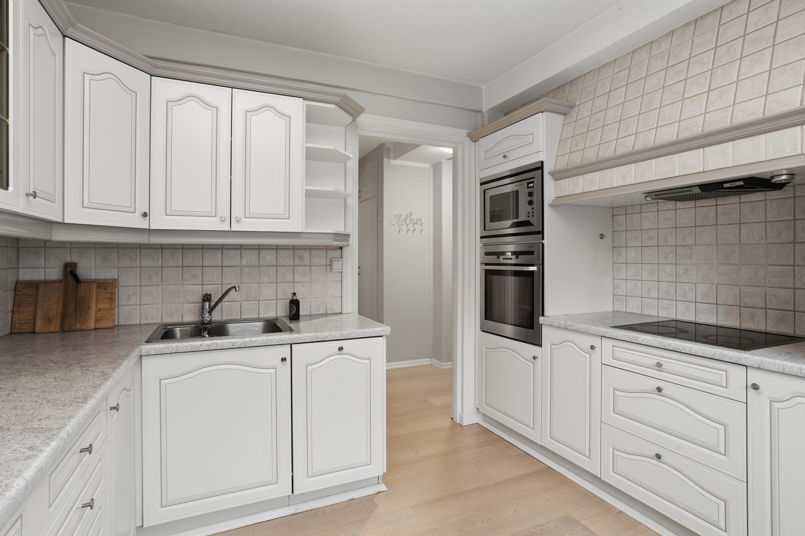 Kjøkkenet er utstyrt med integrert stekeovn og mikrobølgeovn i praktisk høyde. Integrert platetopp og oppvaskmaskin. Frittstående kjøleskap i egen nisje. Galleribilde