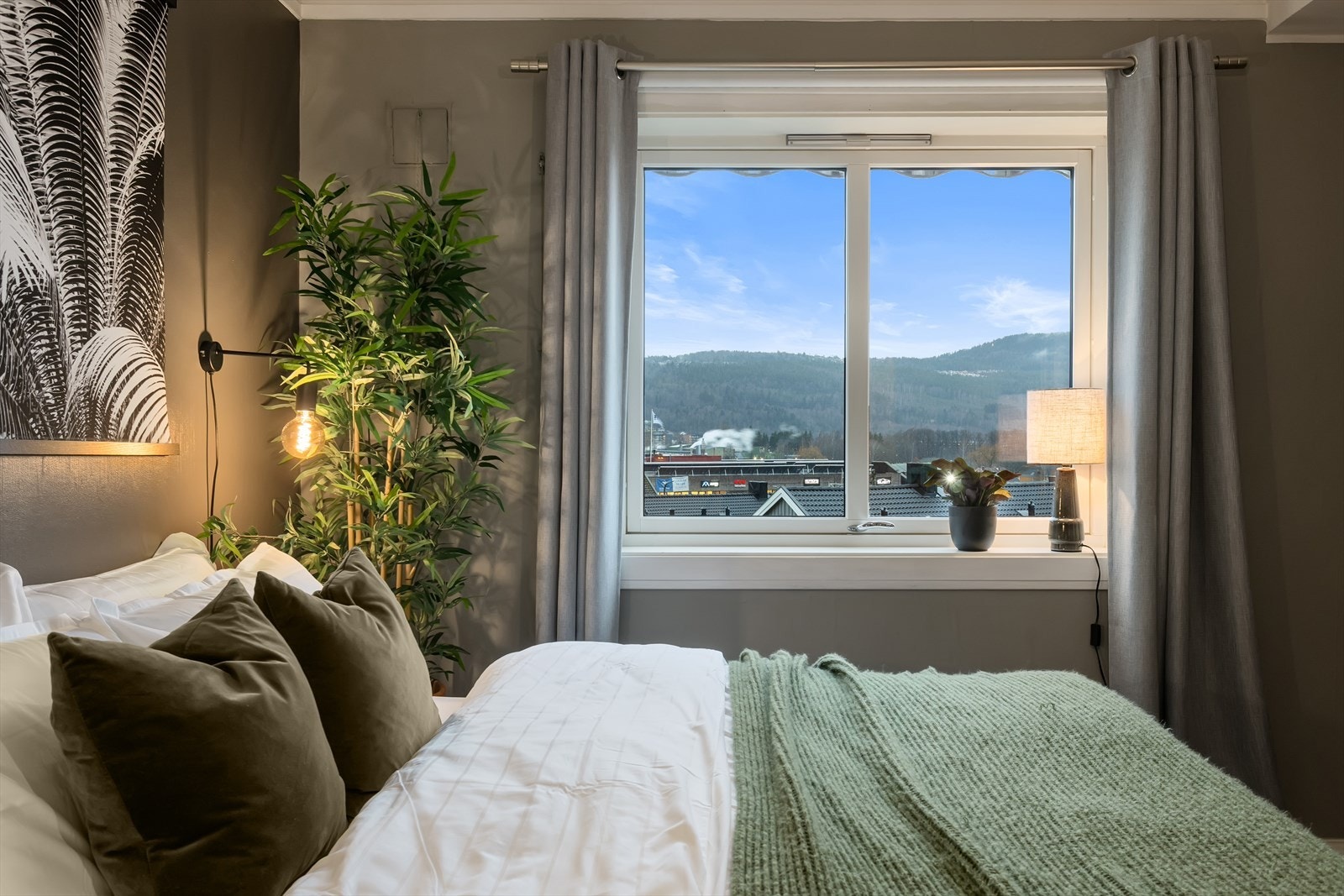 Rommet har en dempet fargetone og heltre gulv. Galleribilde