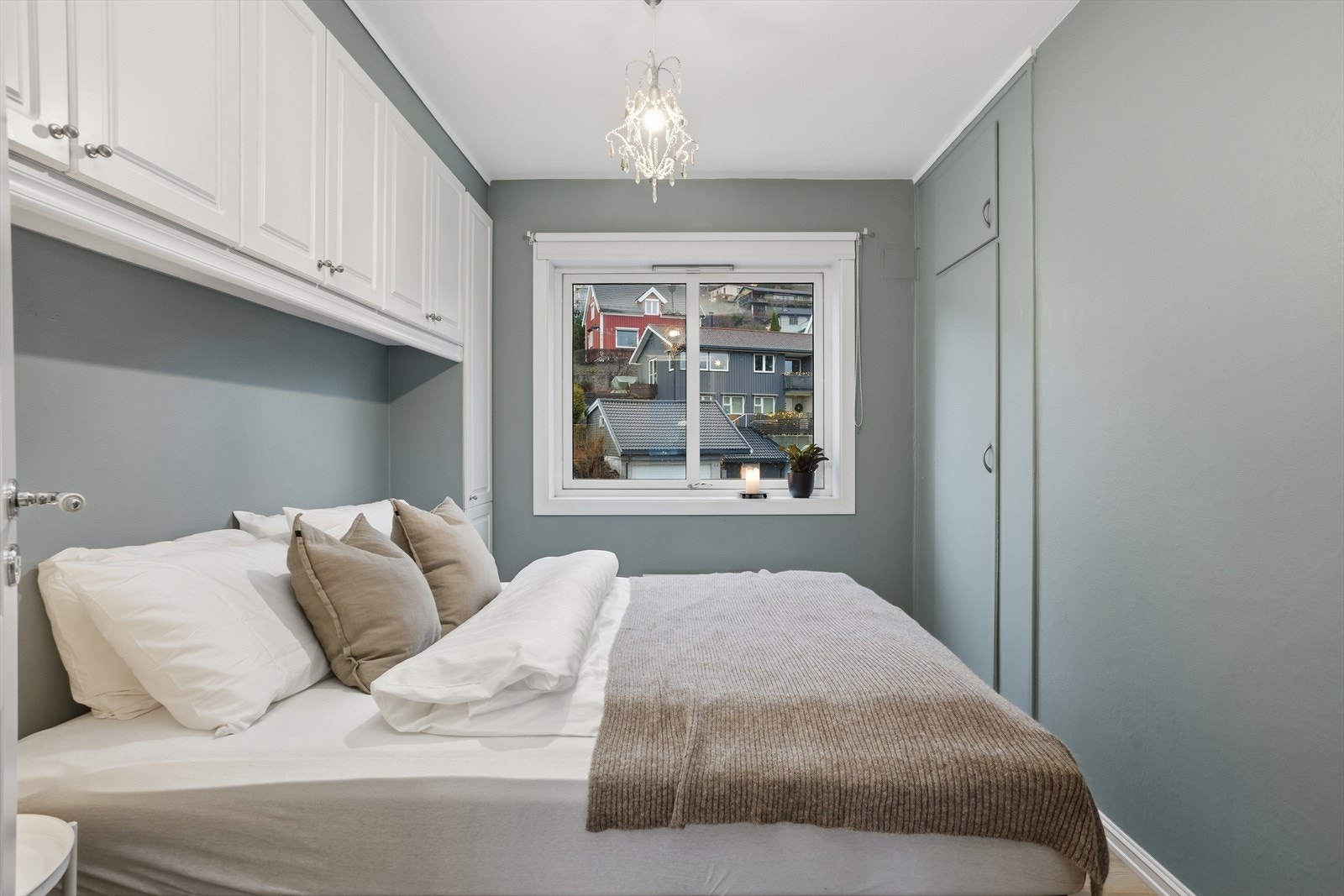 Soverom nummer to har god oppbevaringsplass i skap over sengen, samt på hver side av den. I tillegg plassbygget garderobeskap på motsatt side. Galleribilde