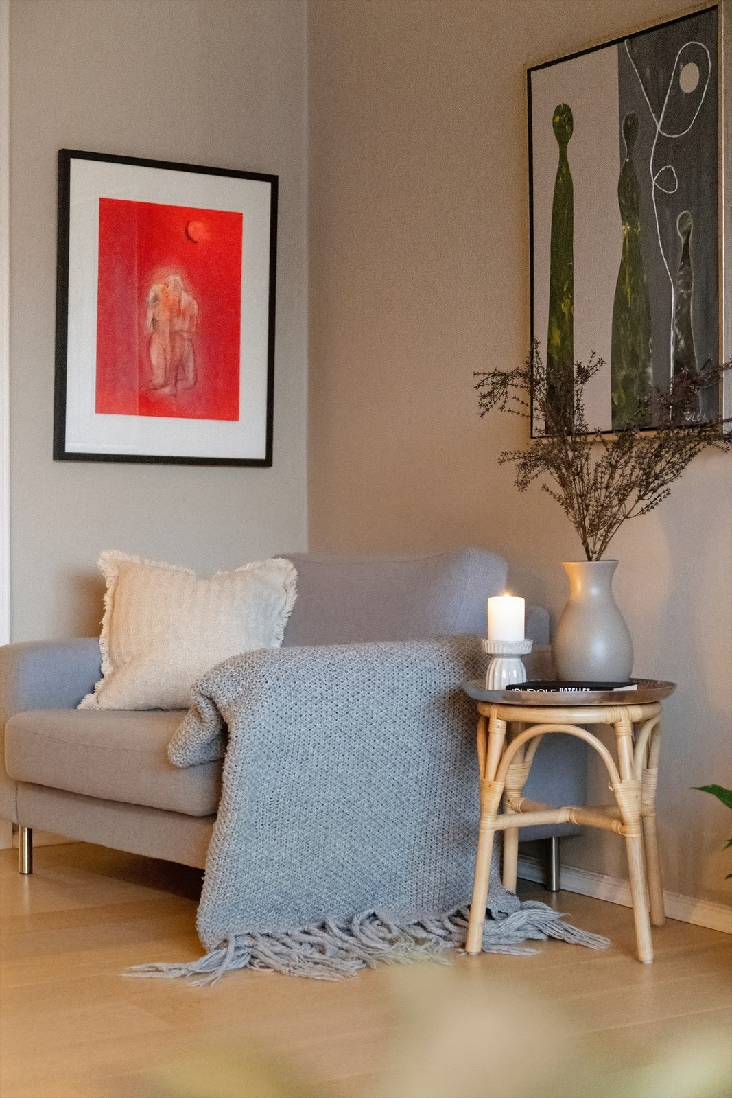 Koselig lesekrok ved peisen. Galleribilde