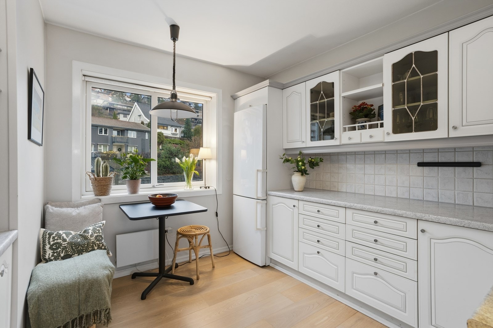 Koselig kjøkken med spiseplass foran vinduet. Vinduet vender mot Hotvetveien. Galleribilde