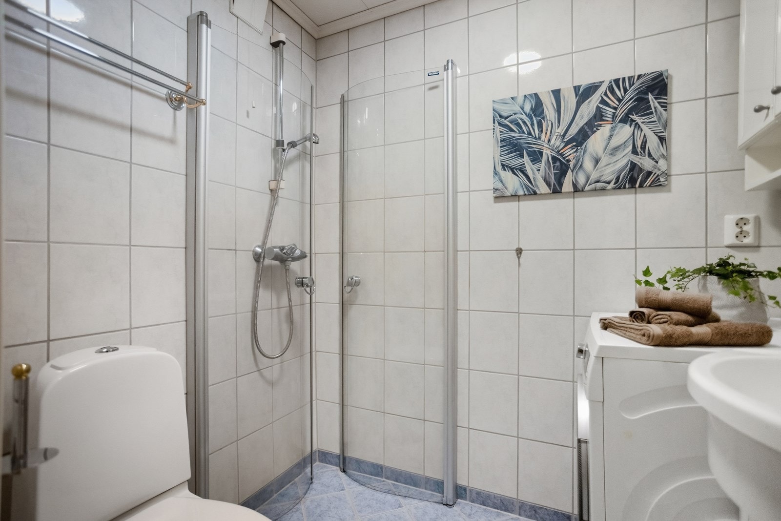 Frittstående toalett og det er montert opplegg til vaskemaskin. Galleribilde