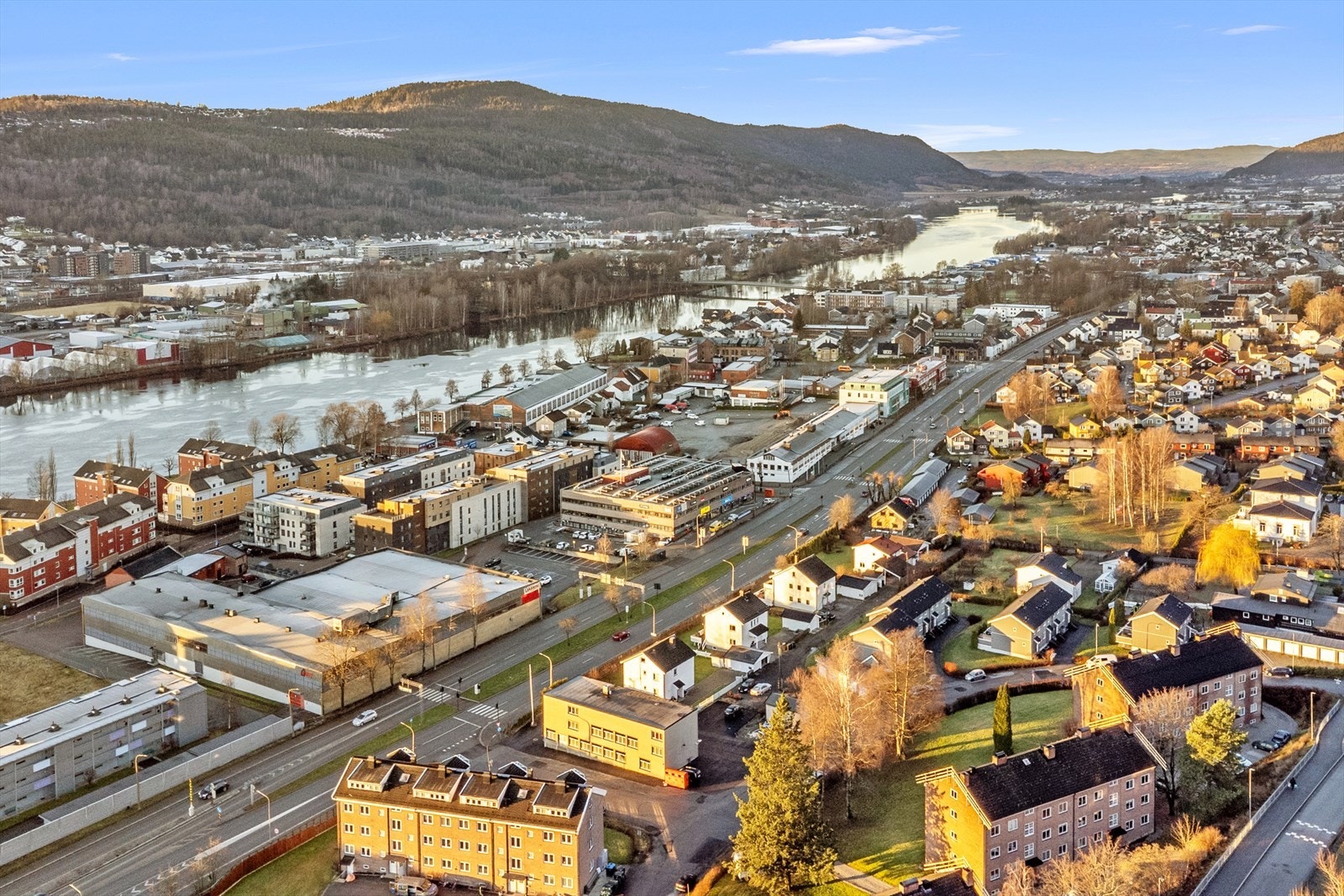Kort vei til elveparken med tur- og bademuligheter samt båtplasser på Muusøya. Bademuligheter også på Landfalltjern. Kort gange til bussholdeplass, skole og barnehage. Galleribilde
