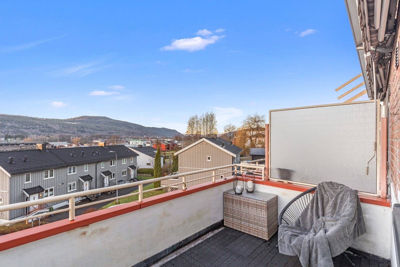 Nydelig utsikt fra balkongen og stuen. Her kan du se helt opp til Knuten i Kongsberg, og få med deg mange flotte solnedganger. Galleribilde