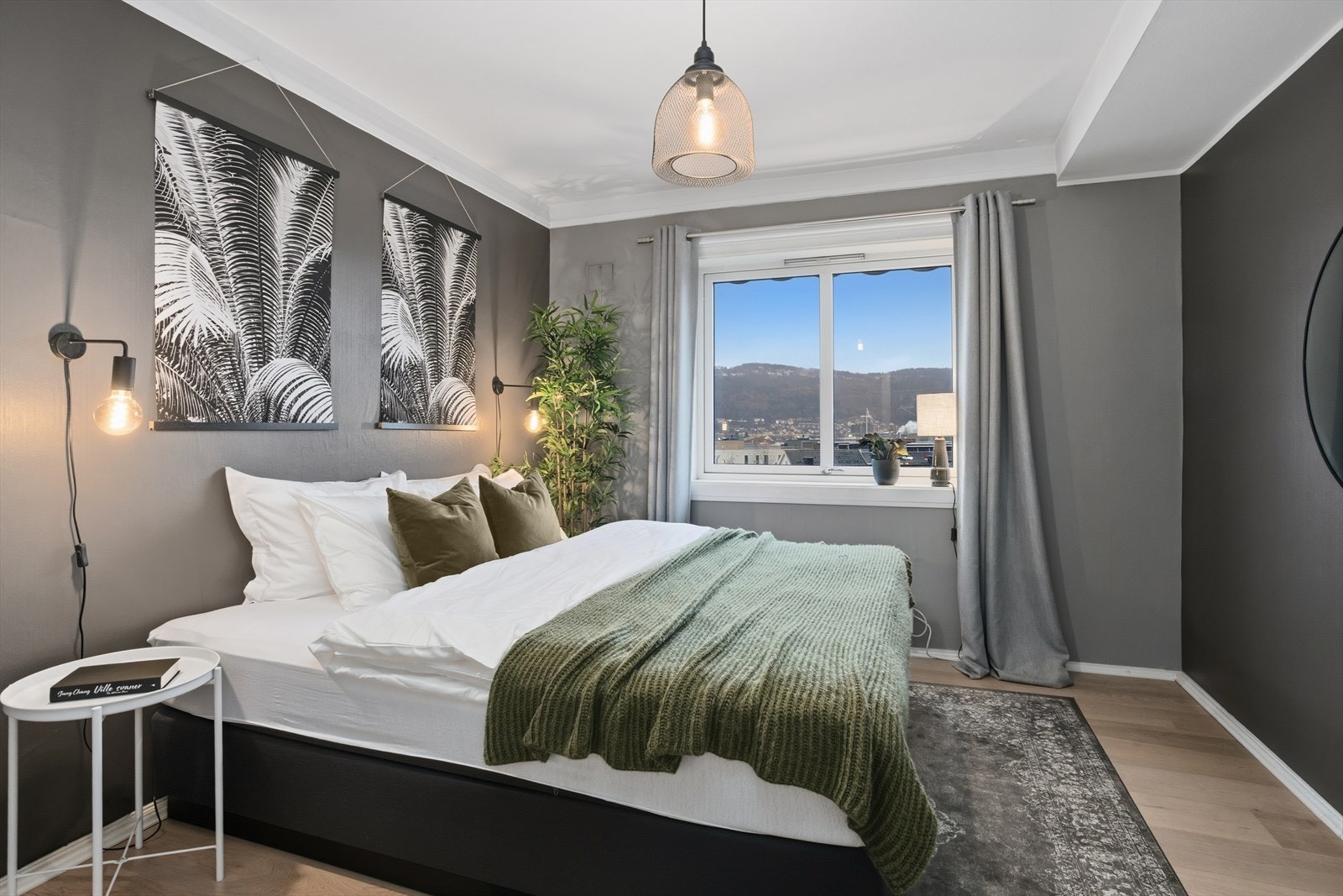 Leiligheten har to gode soverom. Hovedsoverommet har godt med plass til dobbeltseng, en arbeidsplass og til større garderobeløsning. Galleribilde