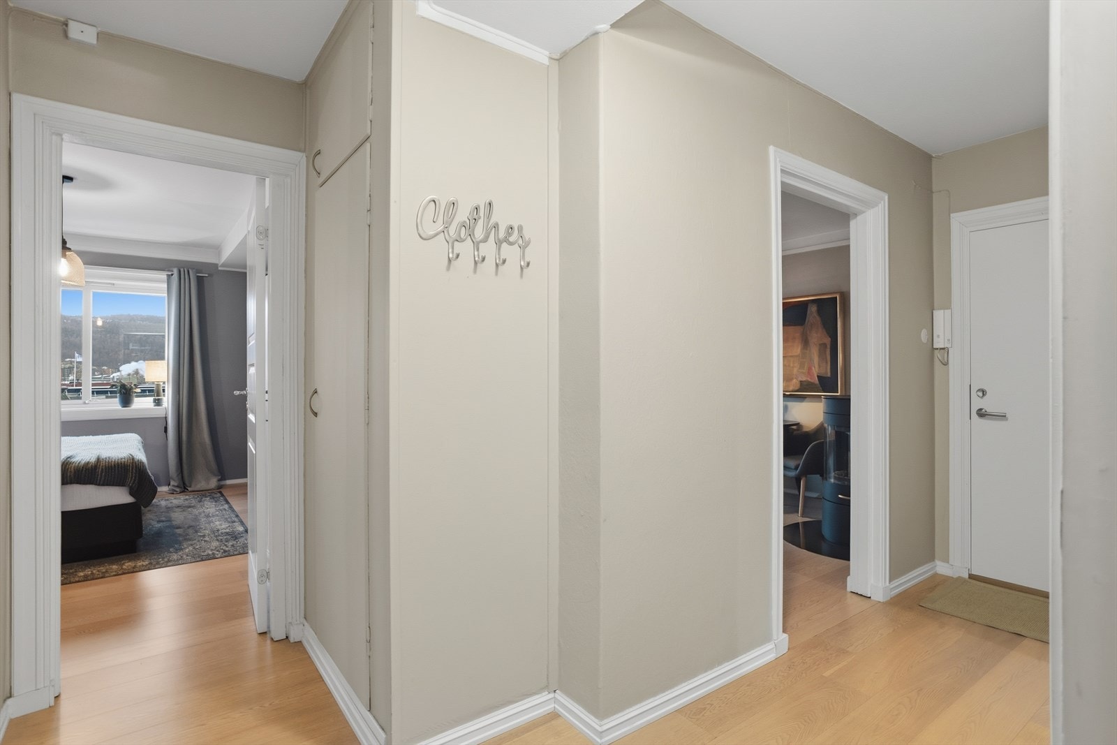 Det er montert dørcalling i entréen. Gangen leder videre inn til hovedsoverommet. Galleribilde