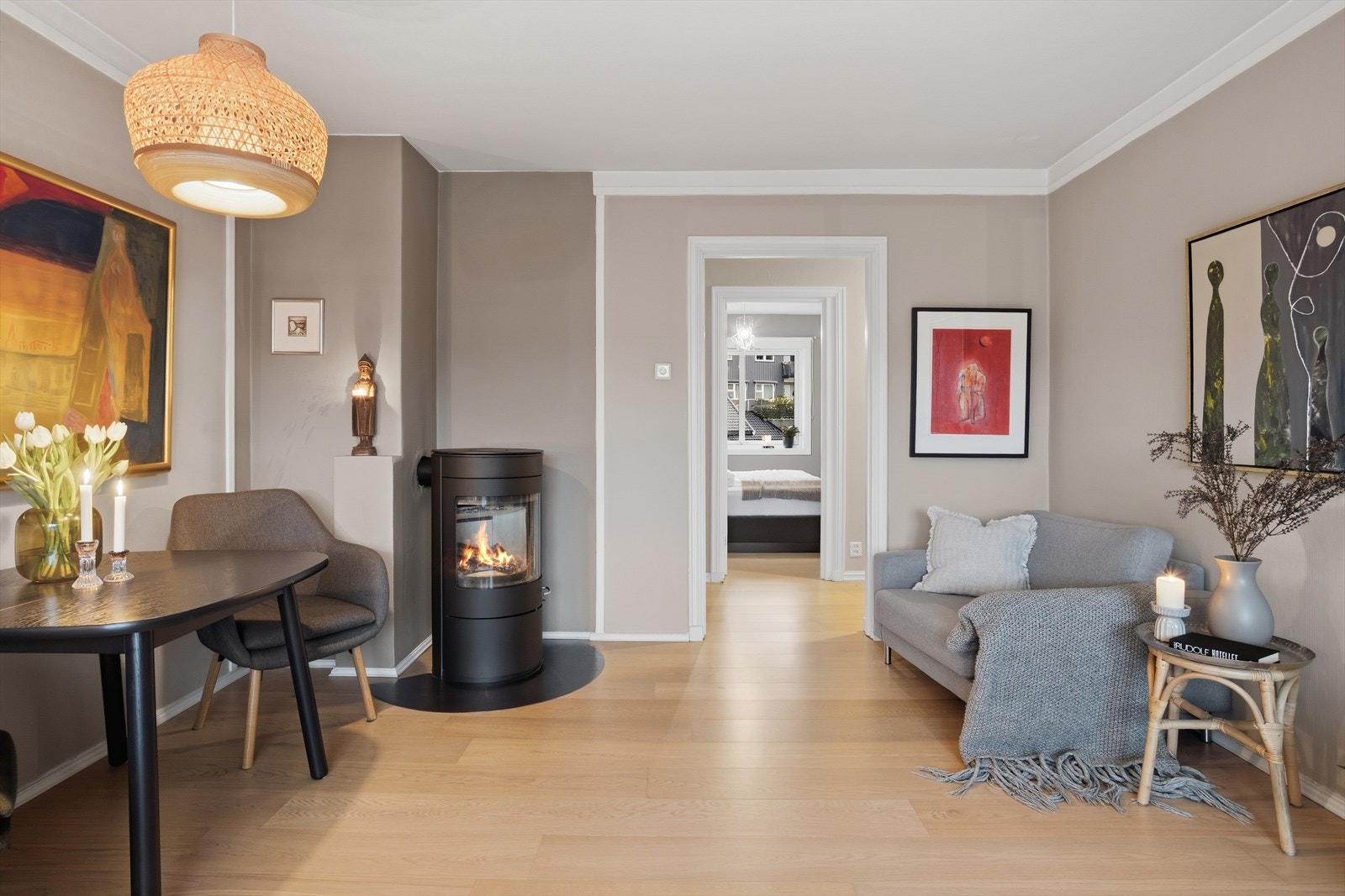 Leiligheten er gjennomgående og naturlig lys strømmer inn gjennom stuen, via gangen og inn i soverommet. Galleribilde