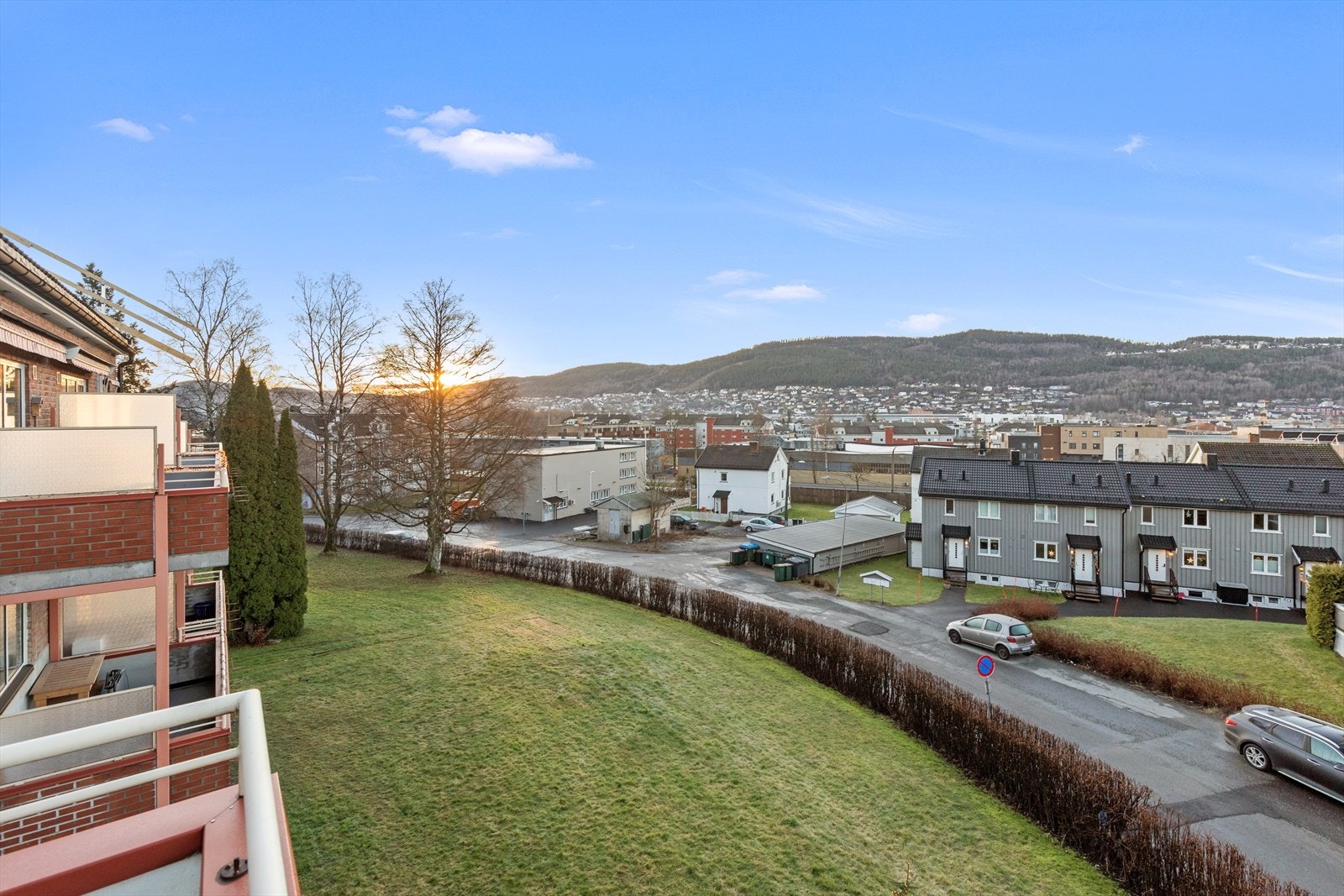 Fra leiligheten er det nydelig utsikt i retning Strømsåsen og hele veien opp til "Knuten" i Kongsberg, i motsatt retning. Galleribilde