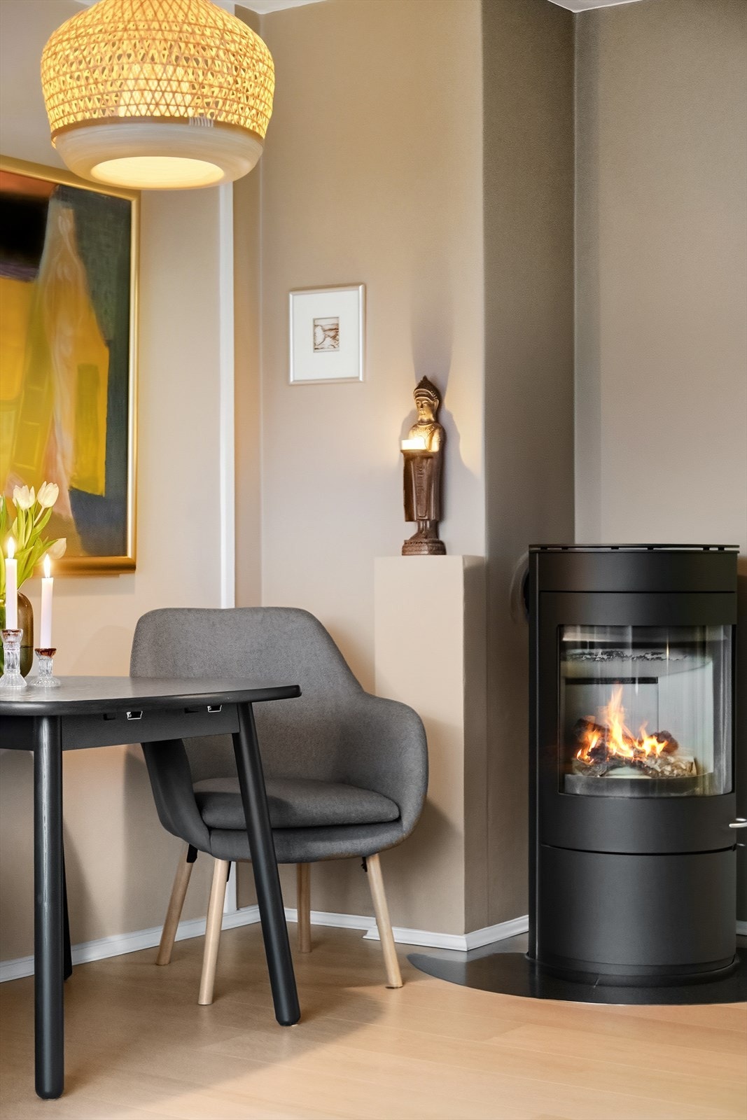 Lekker peisovn i hjørnet av stuen, som gir ekstra varme og hygge på kjøligere dager. Galleribilde