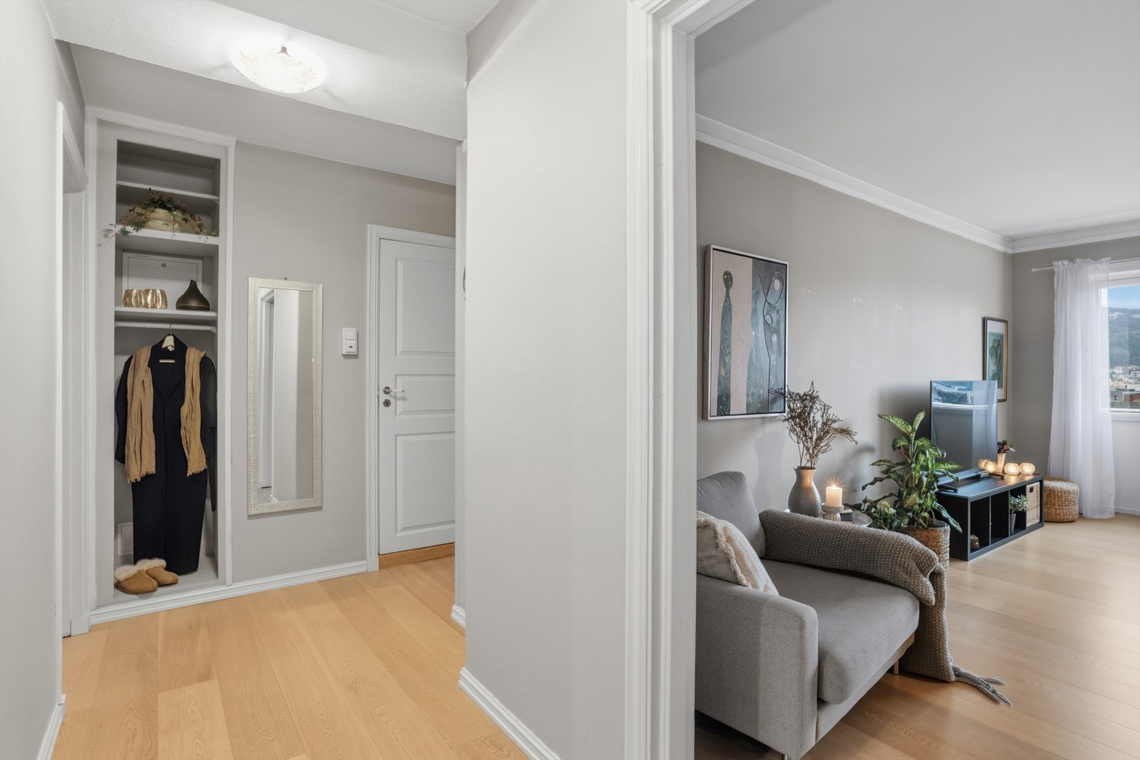 Gangen har et plassbygget garderobeskap, som gjør det enkelt å rydde sko og jakker ut av syne, samt en åpen nisje til ytterligere oppbevaring. Galleribilde