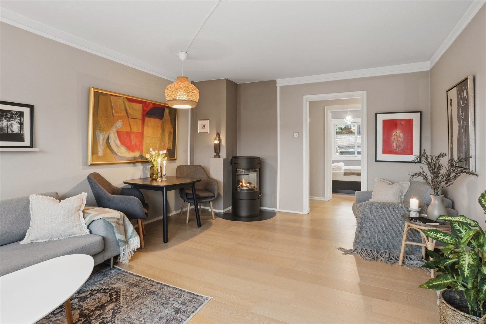 Leiligheten har en stor stue med god plass spisegruppe, sofagruppe og TV-hjørne. Galleribilde