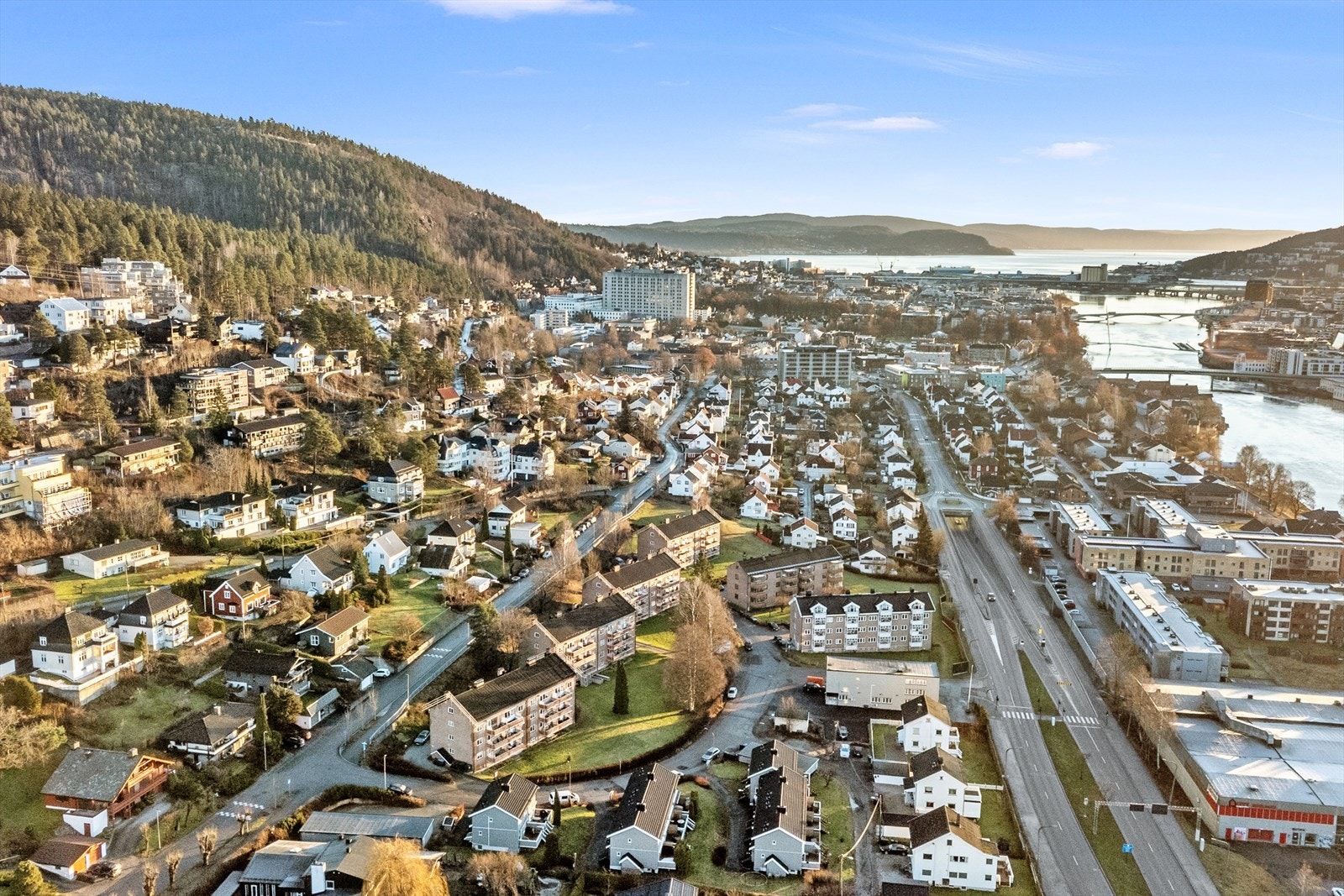 Leiligheten har en fin beliggenhet i et rolig og etablert boligområde. Fine turområder langs elvepromenaden og i Bragernesåsen. Kort gangavstand til bykjernen med alt av servicetilbud som restauranter, kafeer, kjøpesentre, treningsstudio, kino, teater mm. Galleribilde
